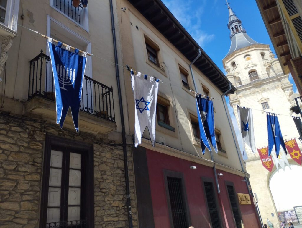 La FCJE protesta ante el Ayuntamiento de Vitoria