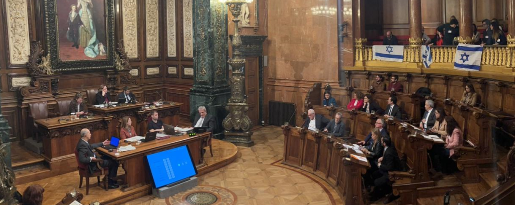 La FCJE aplaude el rechazo de los grupos políticos municipales al decreto de ruptura con Israel de la Alcaldesa de Barcelona