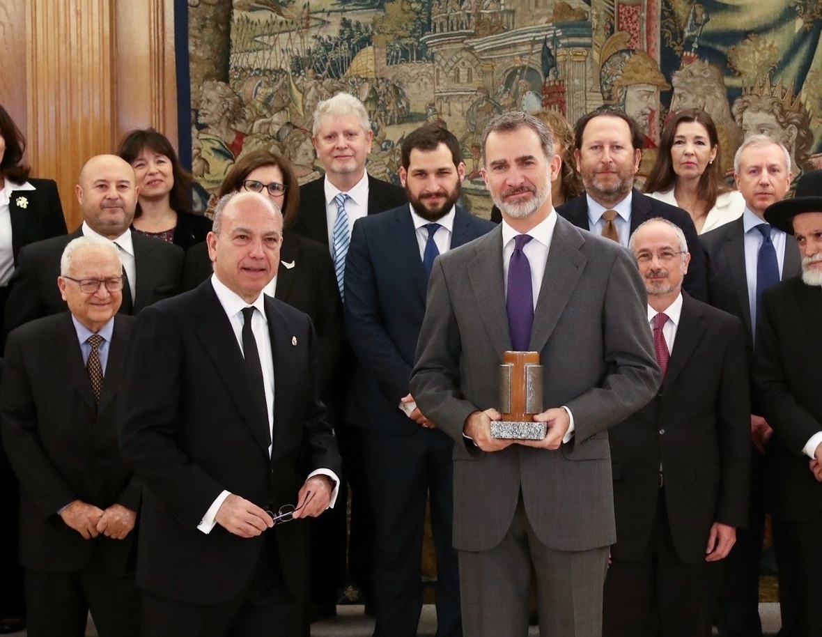 Concedido a SM el Rey D. Felipe VI, por el apoyo de la Corona de España al legado sefardí en España y el apoyo decisivo para que los sefardíes puedan volver a optar, por derecho, a ser españoles.