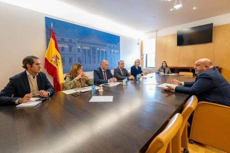 Encuentro entre la FCJE y dirigentes del Partido Popular